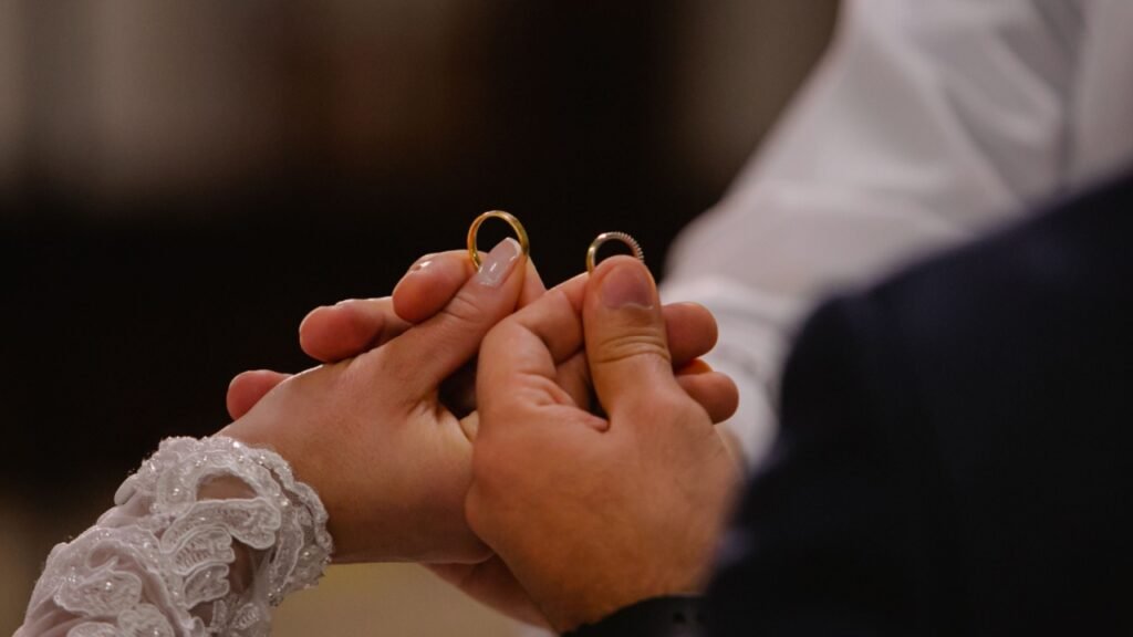 Chega de enrolação: simpatia para ser pedida em casamento - Notícias sobre Astrologia, Signos e muito mais!