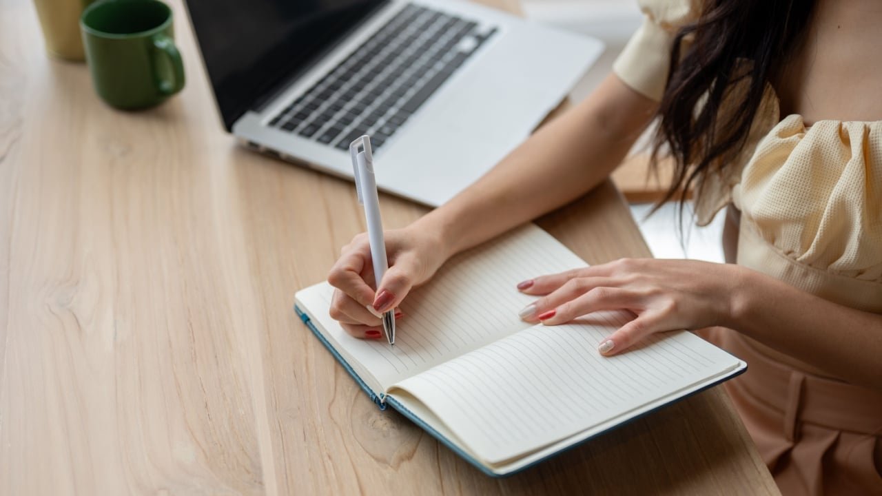 Lei da Atração: conheça os benefícios do caderno da gratidão - Notícias sobre Astrologia, Signos e muito mais!