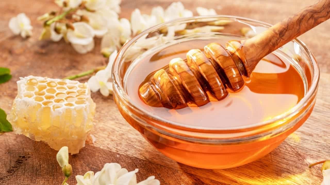 Aprenda ritual com mel para atrair doçura, amor e boas conexões - Notícias sobre Astrologia, Signos e muito mais!