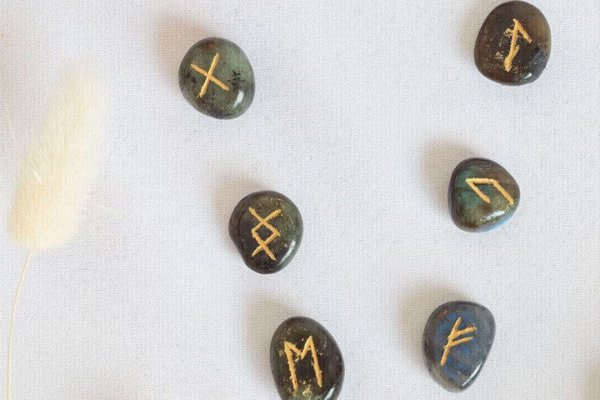Descubra as previsões do tarô para o seu signo em julho
