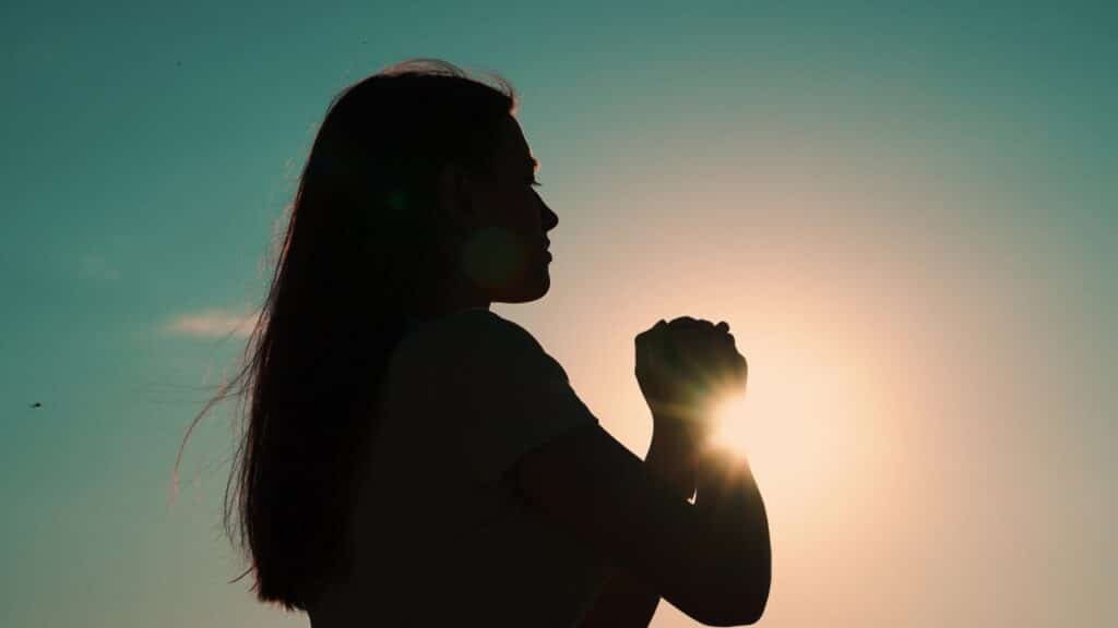 Medo do futuro? Oração para confiar no tempo divino - Notícias sobre Astrologia, Signos e muito mais!